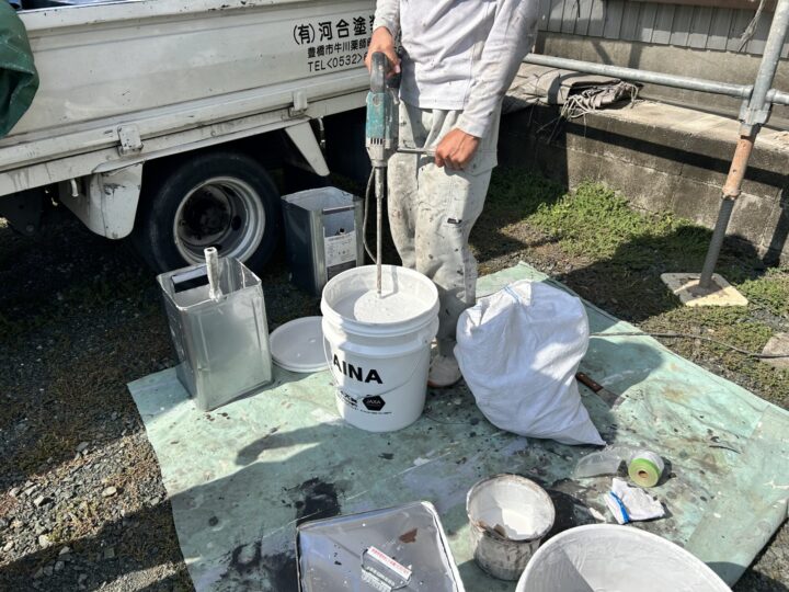 断熱塗料の撹拌作業